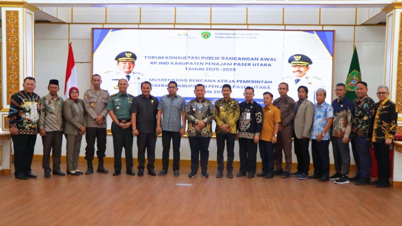 Foto: Bupati PPU, Mudyat Noor, bersama pejabat dan peserta, berfoto usai Forum Konsultasi Publik RPJMD dan Musrenbang RKPD 2026 di Aula Pemkab PPU, Kamis, (27/3/2025).