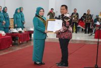 Foto: Bupati Mudyat Noor bersama Ibu Hj. Dewi Yuliana, saat pengukuhan. 
