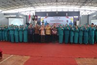 Foto: Foto bersama acara pengukuhan TP-PKK, Dekranasda, Posyandu, Bunda PAUD, serta Forum Kabupaten Sehat di Gedung Graha Pemuda Kelurahan Nipah-nipah, Kecamatan Penajam. 