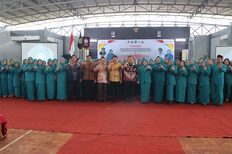 Foto: Foto bersama acara pengukuhan TP-PKK, Dekranasda, Posyandu, Bunda PAUD, serta Forum Kabupaten Sehat di Gedung Graha Pemuda Kelurahan Nipah-nipah, Kecamatan Penajam. 