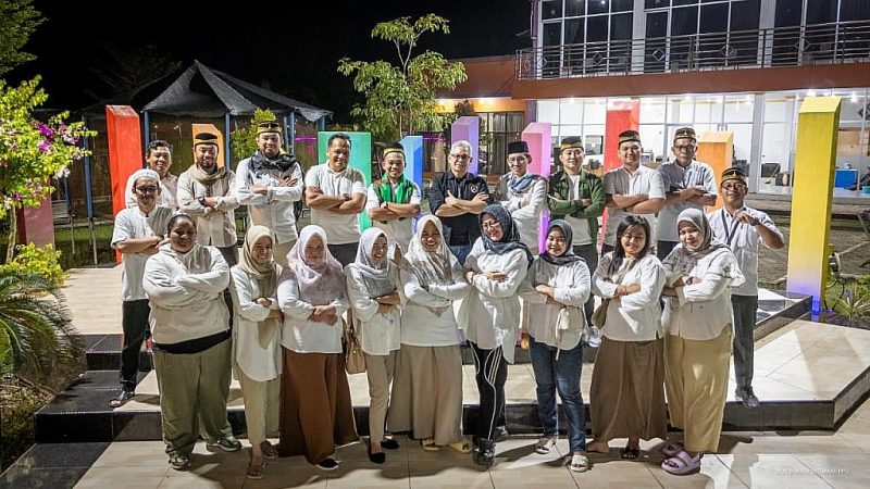 Foto: Momen kebersamaan jajaran Protokol dan Komunikasi Pimpinan (Prokopim) Kabupaten Penajam Paser Utara (PPU) dalam acara buka puasa bersama (Bukber) di Pantai Istana Amal, Penajam.