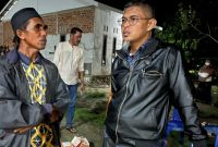 Foto: Mahyudin saat berdialog dengan petani di Desa Sesumpu mengenai harga gabah.