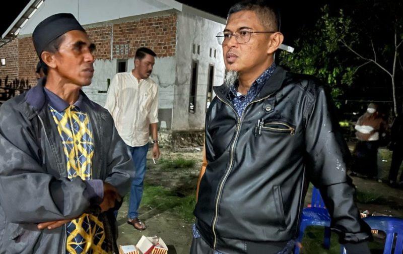 Foto: Mahyudin saat berdialog dengan petani di Desa Sesumpu mengenai harga gabah.