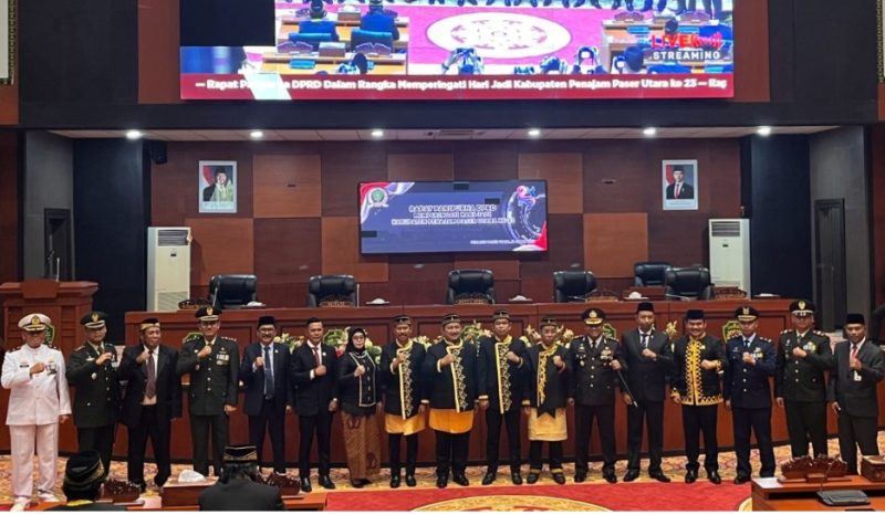 Foto: Foto bersama peringatan HUT ke-23 Kabupaten PPU di ruang rapat paripurna. 
