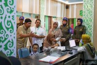 Foto: Wakil Bupati Penajam Paser Utara, Abdul Waris Muin, tengah melakukan inspeksi mendadak (sidak) di Puskesmas Petung, Kecamatan Penajam.