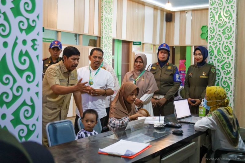 Foto: Wakil Bupati Penajam Paser Utara, Abdul Waris Muin, tengah melakukan inspeksi mendadak (sidak) di Puskesmas Petung, Kecamatan Penajam.