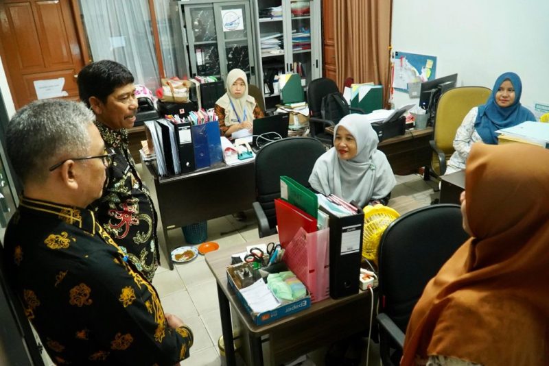 Foto: Wakil Bupati PPU, Abdul Waris Muin, saat melakukan inspeksi mendadak di salah satu OPD, Kamis, (20/3/2025).