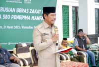 Foto: Wakil Bupati PPU, Abdul Waris Muin, menyampaikan sambutan dalam acara penyaluran zakat mal dan fitrah kepada mustahik di kantor Baznas PPU, Jumat, (21/3/2025).