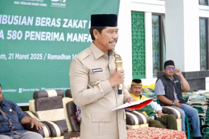 Foto: Wakil Bupati PPU, Abdul Waris Muin, menyampaikan sambutan dalam acara penyaluran zakat mal dan fitrah kepada mustahik di kantor Baznas PPU, Jumat, (21/3/2025).