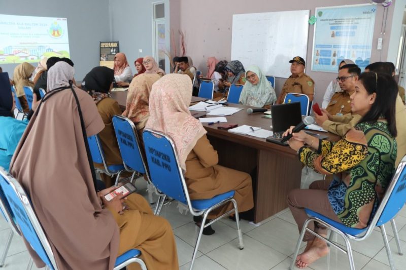 Foto: Suasana pendampingan verifikasi KLA 2025 di Balai Penyuluhan KB, Penajam.