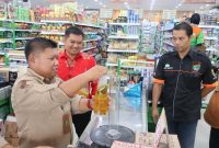 Foto: Kepala Dinas KUKM Perindag PPU, Margono Hadi Sutanto, memeriksa sampel Minyakita di pasar, Kamis, (27/3/2025).