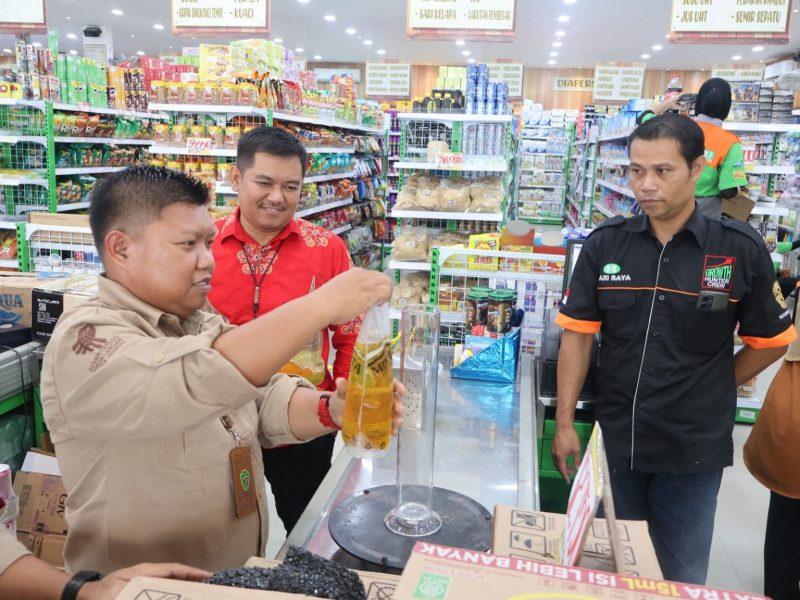 Foto: Kepala Dinas KUKM Perindag PPU, Margono Hadi Sutanto, memeriksa sampel Minyakita di pasar, Kamis, (27/3/2025).