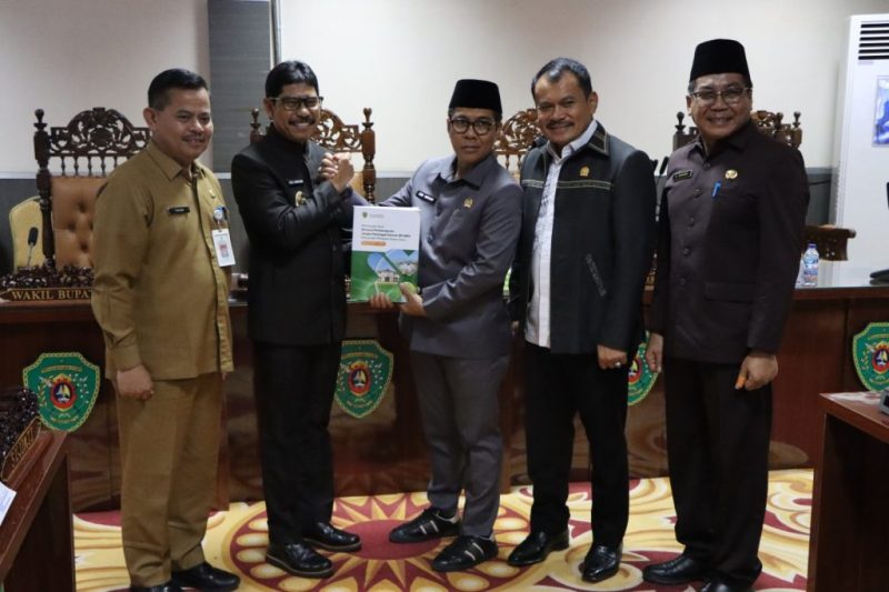 Foto: Wakil Bupati PPU dan pimpinan DPRD kompak tunjukkan dokumen rancangan pembangunan lima tahun ke depan.