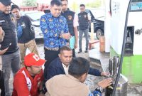 Foto: Tim Diskukmperindag PPU bersama Polres melakukan sidak ke SPBU di Penajam.