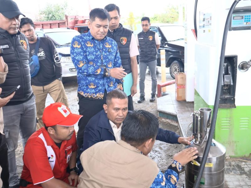 Foto: Tim Diskukmperindag PPU bersama Polres melakukan sidak ke SPBU di Penajam.