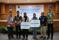 Foto: Wakil Bupati PPU, Abdul Waris Muin, menyerahkan santunan JKM kepada ahli waris pekerja rentan.