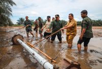 Foto: Bupati PPU Mudyat Noor saat menabur benih padi menggunakan alat tanam dalam kegiatan tanam serentak.