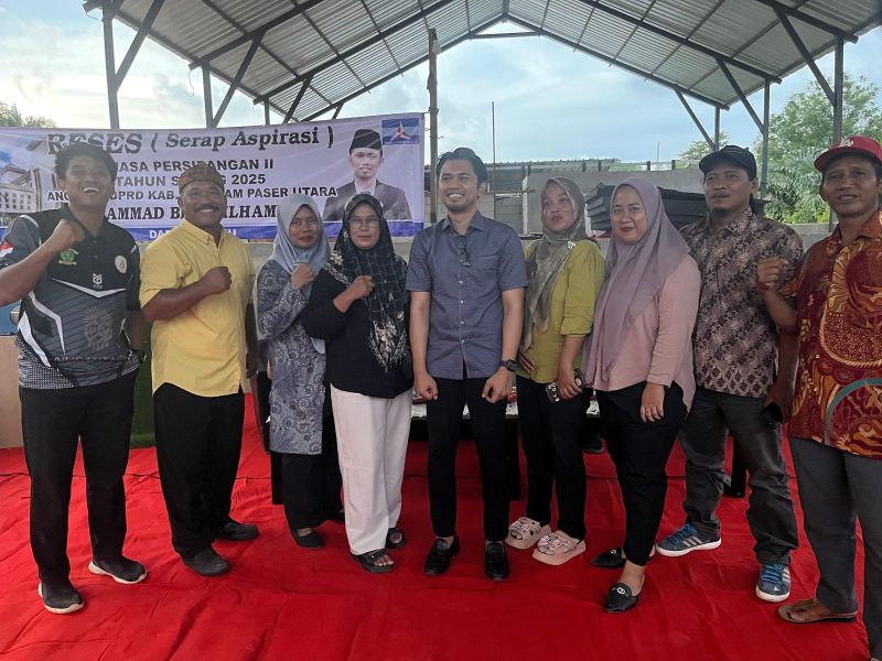 Foto: Anggota DPRD PPU Muhammad Bijak Ilhamdani berfoto bersama warga Desa Sukaraja.