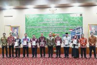 Foto: Bupati Penajam Paser Utara, Mudyat Noor, foto bersama Kepala BPK Kaltim dan pejabat usai terima opini WTP.