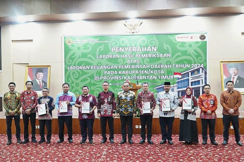 Foto: Bupati Penajam Paser Utara, Mudyat Noor, foto bersama Kepala BPK Kaltim dan pejabat usai terima opini WTP.