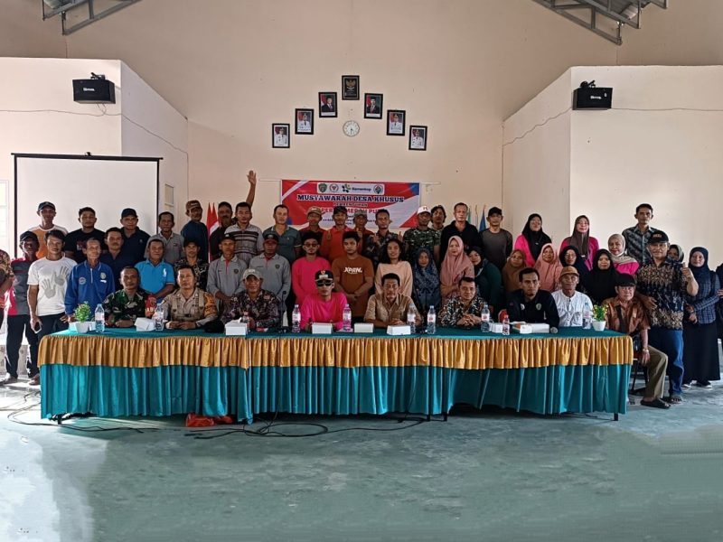 Foto: Kebersamaan seluruh peserta musyawarah pembentukan Koperasi Merah Putih dari tiga desa di Kecamatan Babulu.