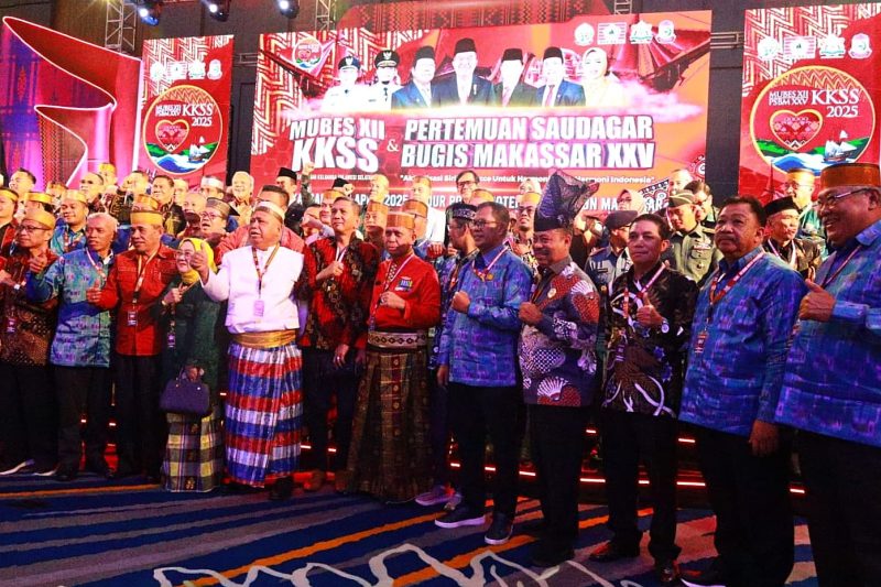 Foto: Kebersamaan tokoh dan peserta Mubes XII KKSS dan PSBM XXV, penuh semangat kebersamaan di Makassar.