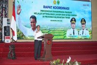 Foto: Menteri Pertanian, Andi Amran Sulaiman, saat memberikan arahan dalam Rapat Koordinasi Percepatan Swasembada Pangan di Makodam VI/Mulawarman.