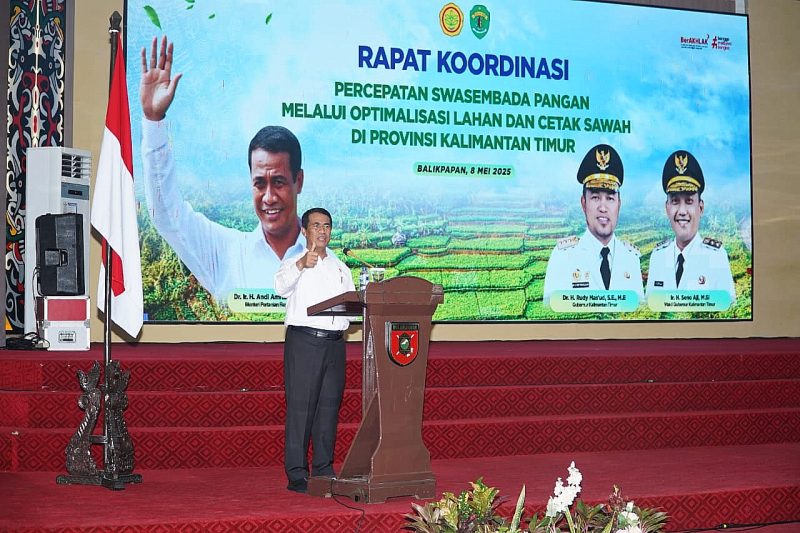 Foto: Menteri Pertanian, Andi Amran Sulaiman, saat memberikan arahan dalam Rapat Koordinasi Percepatan Swasembada Pangan di Makodam VI/Mulawarman.