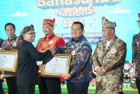Foto: Bupati Penajam Paser Utara, Mudyat Noor, menerima penghargaan Festival Bahasa Ibu Nasional 2025 di Depok.