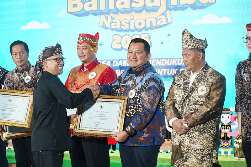 Foto: Bupati Penajam Paser Utara, Mudyat Noor, menerima penghargaan Festival Bahasa Ibu Nasional 2025 di Depok.