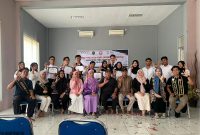 Foto: Para finalis Duta Genre PPU 2025 berfoto bersama jajaran panitia, dewan juri, dan Duta Genre tahun sebelumnya.