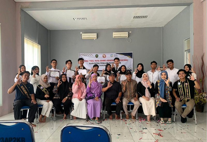 Foto: Para finalis Duta Genre PPU 2025 berfoto bersama jajaran panitia, dewan juri, dan Duta Genre tahun sebelumnya.
