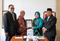 Foto: Dewi Yuliana menerima jabatan Ketua TP-PKK PPU dari Sri Kusuma Winahyu dalam acara sertijab di Samarinda.