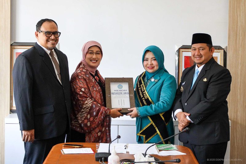 Foto: Dewi Yuliana menerima jabatan Ketua TP-PKK PPU dari Sri Kusuma Winahyu dalam acara sertijab di Samarinda.