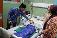 Foto: Wakil Bupati PPU, Abdul Waris Muin, memberikan semangat dan doa kesembuhan kepada pasien yang tengah dirawat di RSUD Ratu Aji Putri Botung.