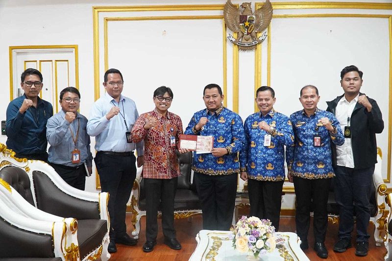 Foto: Bupati Penajam Paser Utara, Mudyat Noor, bersama Kepala Perwakilan Bank Indonesia Balikpapan, Robi Ariadi, dan jajaran berpose bersama usai audiensi.