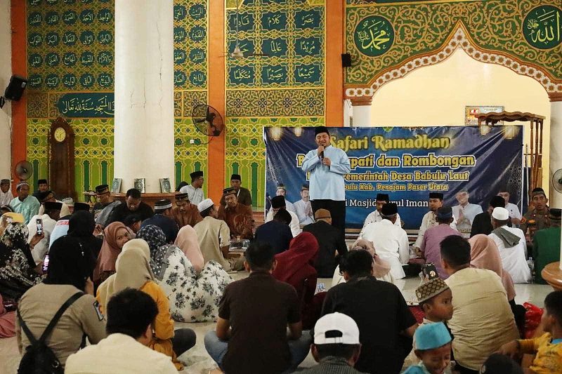 Foto: Bupati PPU, Mudyat Noor, saat memberikan sambutan dalam Safari Ramadhan di Masjid Nurul Iman, Desa Babulu Laut.