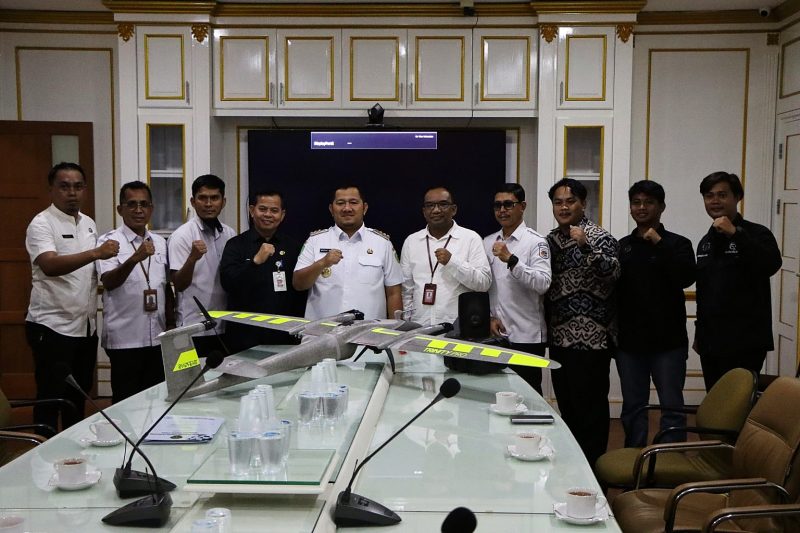 Bupati Mudyat Noor, bersama Direktur Utama PT Quancons, Muhamad Arif Rifai, dan jajaran.