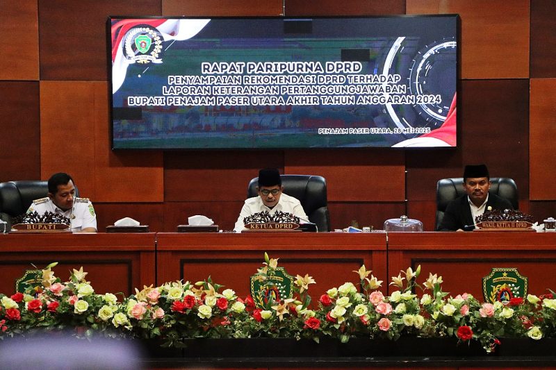 Foto: Ketua DPRD PPU, bersama Bupati Mudyat Noor, dan Wakil DPRD, saat rapat paripurna penyampaian rekomendasi LKPJ tahun anggaran 2024.