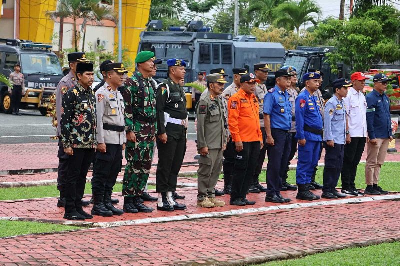 Foto: Wakil Bupati PPU, Abdul Waris Muin, saat menghadiri Apel Gelar Pasukan Operasi Ketupat 2025 di Mapolres PPU.