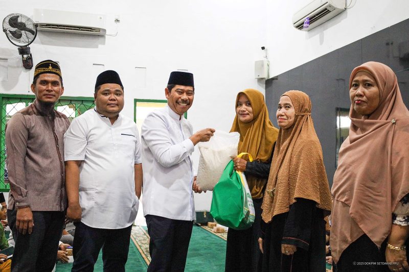 Foto: Wakil Bupati PPU, Abdul Waris Muin, bersama warga Desa Giri Mukti dalam kegiatan Safari Ramadan di Masjid An-Nur.