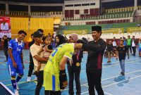 Foto: Wakil Bupati Penajam Paser Utara, Abdul Waris Muin, menyerahkan penghargaan kepada perwakilan tim pemenang dalam penutupan Liga Ramadhan Cup 2025.