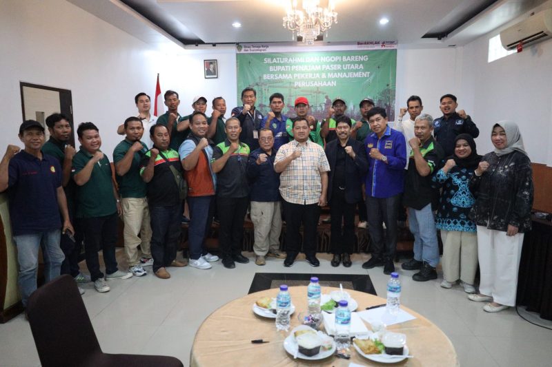 Foto: Bupati PPU Mudyat Noor bersamaa perwakilan pekerja dan manajemen perusahaan saat acara silaturahmi di Hotel Ika Petung.