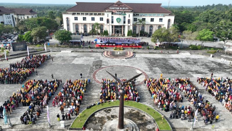 Foto: Upacara peringatan Hari Pendidikan Nasional (Hardiknas) 2025 di Lapangan Kantor Bupati Penajam Paser Utara, Jumat, (2/5/2025).