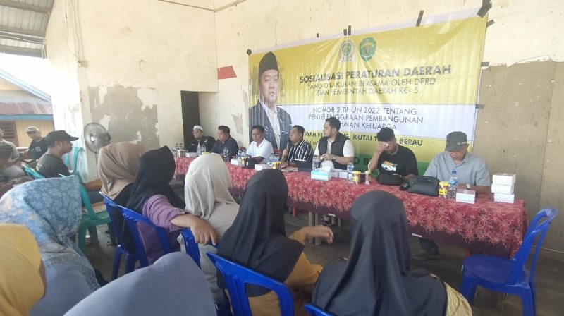 Foto: Anggota Komisi I DPRD Kaltim dari Partai Golkar,  Budianto Bulang saat melaksanakan Kegiatan Sosperda No 2 Tahun 2022 Tentang Penyelenggaraan pembangunan Ketahanan Keluarga.