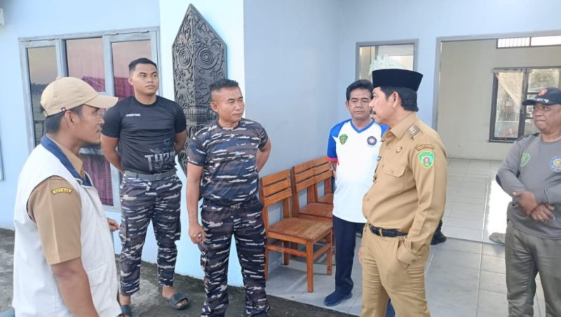 Foto: Wakil Bupati PPU, Abdul Waris Muin, saat meninjau langsung lokasi tenggelamnya KMP Muchlisa.