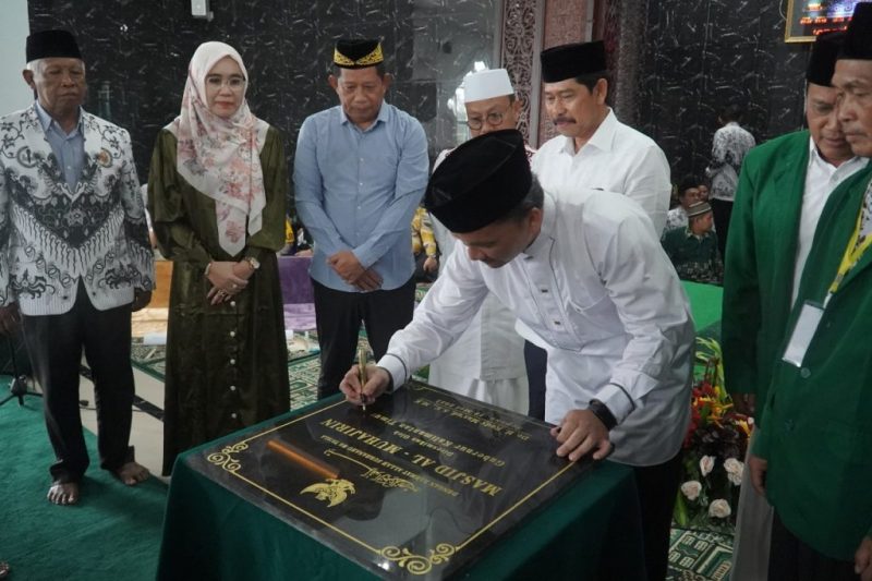 Foto: Arif Murdiatno menandatangani prasasti peresmian Masjid Al-Muhajirin di Desa Sukaraja, Sepaku.