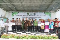 Foto: Sekda PPU Tohar, Kajari PPU Faisal Arifuddin, dan para kepala desa berfoto bersama usai peluncuran program “Jaksa Garda Desa” di Desa Babulu Darat.