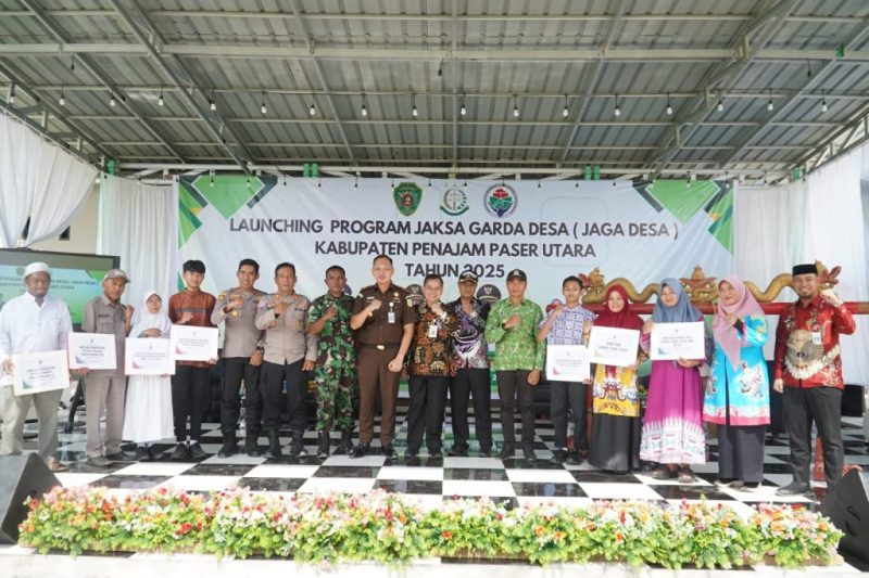 Foto: Sekda PPU Tohar, Kajari PPU Faisal Arifuddin, dan para kepala desa berfoto bersama usai peluncuran program “Jaksa Garda Desa” di Desa Babulu Darat.