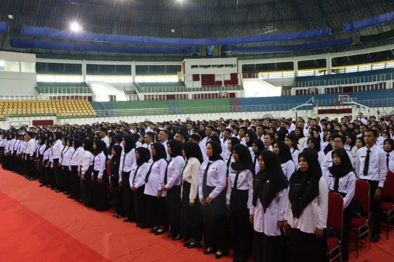 Foto: Para CPNS Formasi 2024 Pemkab PPU saat mengikuti acara penyerahan SK dan pengambilan sumpah jabatan di Dome Anden Oko.